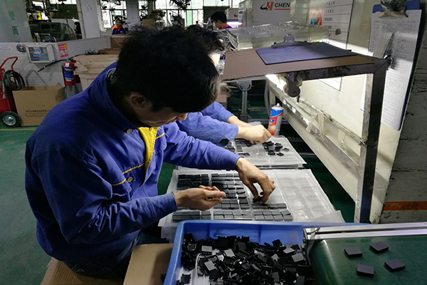 選擇藍(lán)牙耳機(jī)模具廠——開(kāi)模前您需要了解這個(gè)！